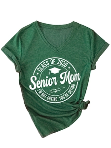 Détail du t-shirt vert foncé col V Senior Mom Class of 2026 avec noeud sur l'ourlet