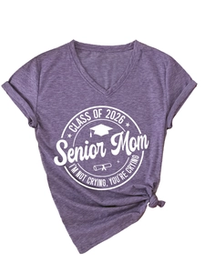 Détail du texte Class of 2026 Senior Mom sur t-shirt violet à col en V et manches retroussées