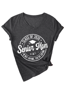 Détail du lettrage Class of 2026 Senior Mom sur un t-shirt col en V à manches retroussées