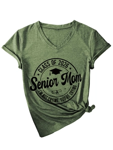 Détail du graphique Class of 2026 Senior Mom sur t-shirt vert chiné col V avec nœud