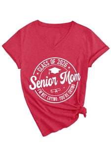 Détail du t-shirt col V avec imprimé Class of 2026 Senior Mom et nœud sur le côté