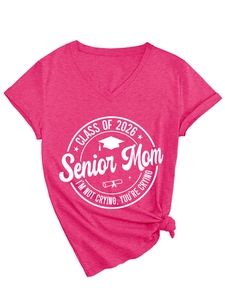 Détail du t-shirt col V rose fuchsia Class of 2026 Senior Mom avec nœud et impression
