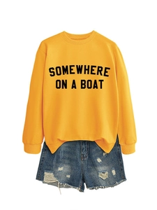Felpa gialla 'Somewhere On A Boat' e pantaloncini di jeans blu strappati su sfondo bianco