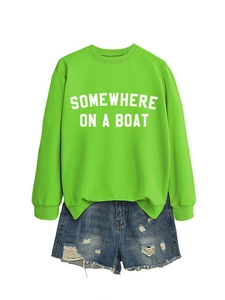 Felpa verde neon con stampa e pantaloncini di jeans blu in un set di vestiti casual
