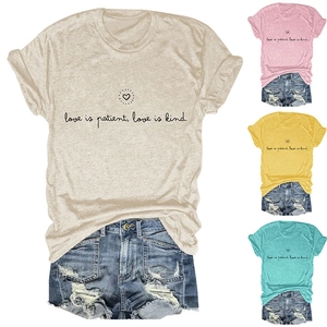 Vue détaillée du t-shirt en coton avec imprimé Love is Patient et motifs de cœur
