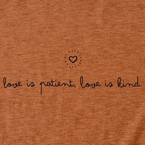 Détail d'un t-shirt marron avec imprimé calligraphie cœur 'love is patient' en coton