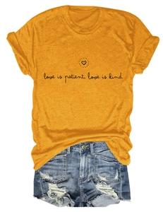 T-shirt jaune moutarde avec texte Love is Patient et short en jean déchiré à plat