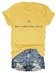 T-shirt jaune avec inscription love is patient et short en jean déchiré à plat