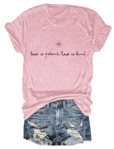 Détail du t-shirt rose avec texte 'love is patient' et mini-short en jean déchiré