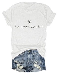 Vue à plat du t-shirt blanc 'love is patient' et d'un short en jean délavé