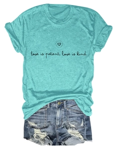 T-shirt turquoise à col rond avec imprimé Love is patient et mini short en jean usé