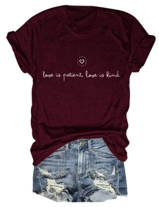Mise à plat du T-shirt bordeaux Love Is Patient et short en jean déchiré avec franges