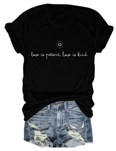 T-shirt noir imprimé Love is Patient avec short en jean sur fond blanc plat