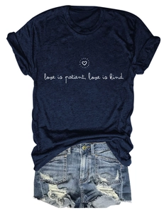 Vue détaillée à plat d'un t-shirt bleu marine pour femme avec motif cœur et short en jean
