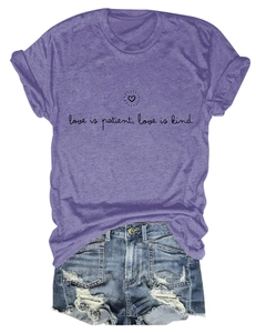Détail du t-shirt violet imprimé texte avec un short en jean denim délavé et déchiré