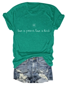 Détail du t-shirt vert émeraude imprimé et du short en jean bleu avec effet vieilli
