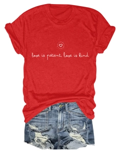 T-shirt rouge Love is Patient à plat avec un short en jean déchiré pour un look été