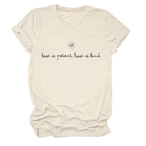 Détails des manches retroussées et de l'imprimé texte sur un t-shirt col rond crème