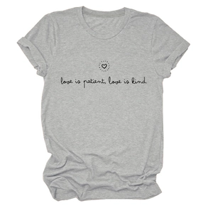Détail de l'impression Love Is Patient sur un t-shirt gris clair à col rond en coton