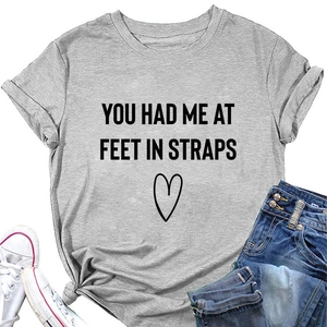 Nahaufnahme graues Baumwoll-T-Shirt mit Herzgrafik und You Had Me At Feet In Straps Druck