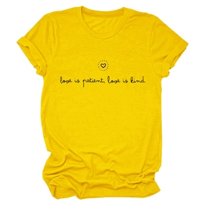 Détail d'un t-shirt jaune en coton avec imprimé inspirant Love is Patient noir sur le torse