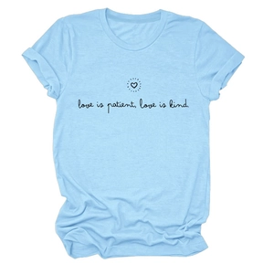 T-shirt bleu clair à col rond avec impression Love is Patient et cœur