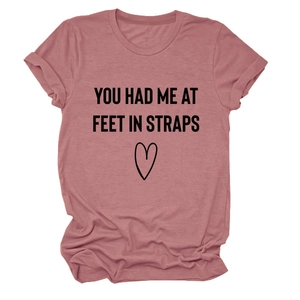 Nahaufnahme des Rundhalsausschnitts und 'YOU HAD ME AT FEET' Aufdruck auf altrosa T-Shirt
