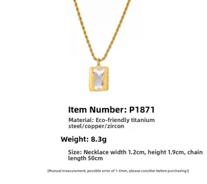 Détail d'un pendentif rectangle en zircon sur une chaîne corde dorée avec mesures