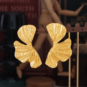 Orecchini A Lobo Foglia Di Ginkgo Acciaio Al Titanio Placcato Oro 18K Texture Martellata Esagerato Chic Gioielli Per Donne