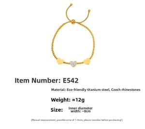 Détail du bracelet cœur ajustable en acier doré 18k orné de pierres de zircon