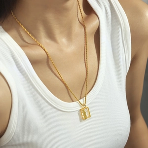 Collier plaqué or 18 carats avec pendentif rectangulaire en zircone porté sur modèle