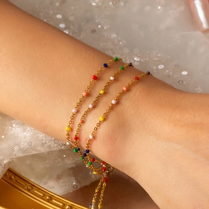 Bracelet chaîne plaqué or avec perles émaillées multicolores style bohème élégant
