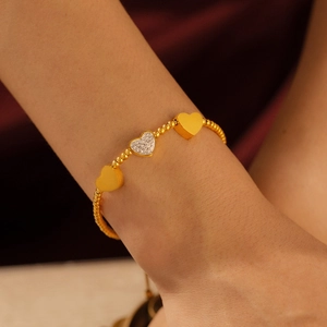 Bracelet à perles plaqué or 18k avec breloques cœur et zircons scintillants pour femme