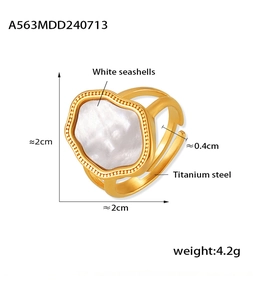 Dettaglio anello regolabile in acciaio titanio placcato oro 18k con intarsio in conchiglia