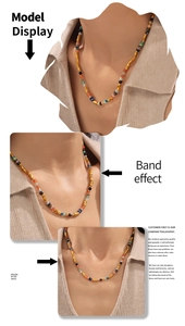 Détail de perles en pierre naturelle colorée avec des entretoises dorées en forme de bambou