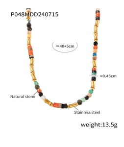 Détail de pierres naturelles colorées et perles en acier doré sur le collier bohème