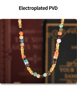 Détail macro d'un collier bohème plaqué PVD avec des perles en pierre naturelle