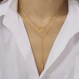 Collier Y doré double épaisseur avec cercle géométrique et pendentif barre verticale