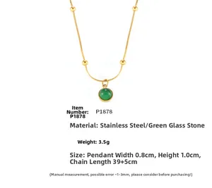 Détail du collier chaîne serpent plaqué or 18k avec pendentif en verre vert