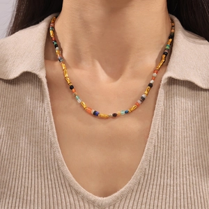 Collier bohème en pierres naturelles colorées avec perles bambou dorées sur mannequin