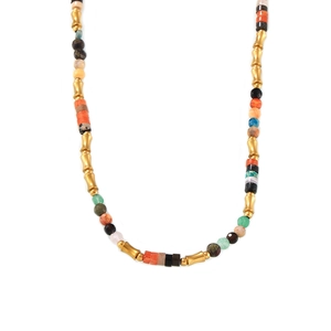 Collier bohème en pierres naturelles colorées avec intercalaires en métal doré