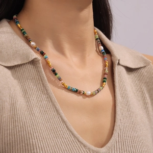 Collana colorata stile bohémien con perle d'acqua dolce e dettagli dorati