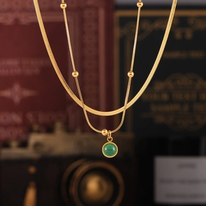 Collier rétro doré à deux rangs avec pierre verte et chaîne serpent plaqué or 18k