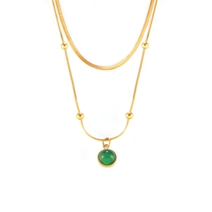 Collier double rang vintage en or avec pendentif pierre verte et chaîne serpent