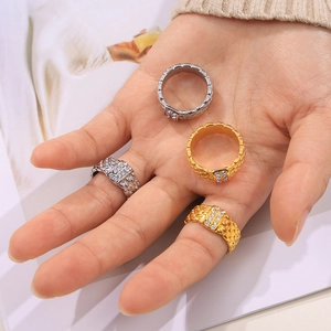 Anillo geométrico bañado en oro 18k con diamantes y textura trenzada vintage