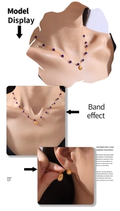 Dettaglio della collana con ciondolo a conchiglia dorata con perline blu e orecchini