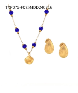 Dettaglio set gioielli a conchiglia placcati oro con perle di cristallo viola