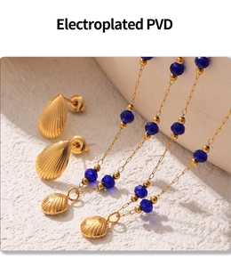 Dettaglio di orecchini a conchiglia placcati oro PVD e collana con perla blu