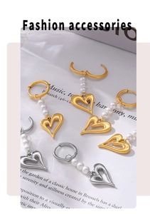 Détails de boucles d'oreilles cœur en or et argent avec perles au style rétro français