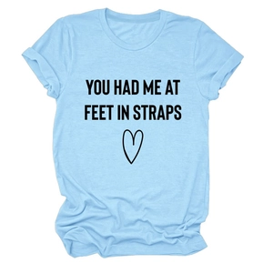 Hellblaues Rundhals-T-Shirt mit Herzgrafik und You Had Me At Feet In Straps Text